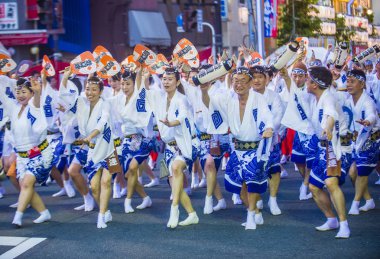 Tokyo - Ağustos 26: Katılımcılar Awa Odori Festivali, Tokyo, Japonya üzerinde 26 Ağustos 2018. AWA Odori Japonya'nın en büyük dans festivalidir