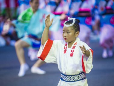 Tokyo - Ağustos 26: Tokyo, Japonya üzerinde 26 Ağustos 2018 Awa Odori Festivali katılımcı. AWA Odori Japonya'nın en büyük dans festivalidir