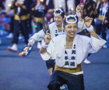 Tokyo - Ağustos 26: Katılımcılar Awa Odori Festivali, Tokyo, Japonya üzerinde 26 Ağustos 2018. AWA Odori Japonya'nın en büyük dans festivalidir