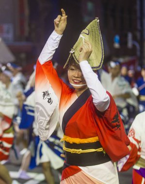 Tokyo - Ağustos 26: Tokyo, Japonya üzerinde 26 Ağustos 2018 Awa Odori Festivali katılımcı. AWA Odori Japonya'nın en büyük dans festivalidir