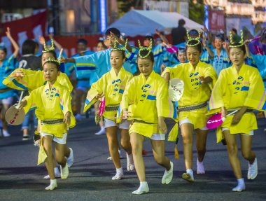 Tokyo - Ağustos 26: Katılımcılar Awa Odori Festivali, Tokyo, Japonya üzerinde 26 Ağustos 2018. AWA Odori Japonya'nın en büyük dans festivalidir