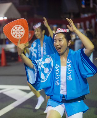 Tokyo - Ağustos 26: Katılımcılar Awa Odori Festivali, Tokyo, Japonya üzerinde 26 Ağustos 2018. AWA Odori Japonya'nın en büyük dans festivalidir