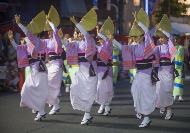 Tokyo - Ağustos 26: Katılımcılar Awa Odori Festivali, Tokyo, Japonya üzerinde 26 Ağustos 2018. AWA Odori Japonya'nın en büyük dans festivalidir