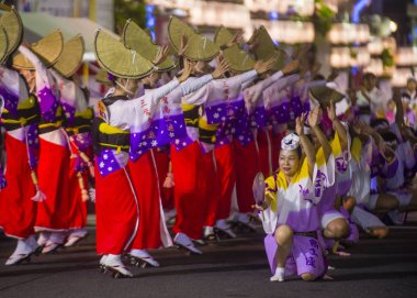 Tokyo - Ağustos 26: Katılımcılar Awa Odori Festivali, Tokyo, Japonya üzerinde 26 Ağustos 2018. AWA Odori Japonya'nın en büyük dans festivalidir