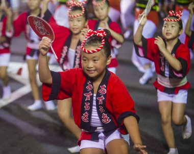 Tokyo - Ağustos 26: Katılımcılar Awa Odori Festivali, Tokyo, Japonya üzerinde 26 Ağustos 2018. AWA Odori Japonya'nın en büyük dans festivalidir