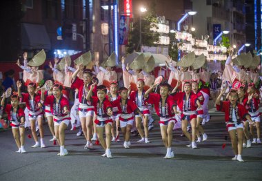 Tokyo - Ağustos 26: Katılımcılar Awa Odori Festivali, Tokyo, Japonya üzerinde 26 Ağustos 2018. AWA Odori Japonya'nın en büyük dans festivalidir