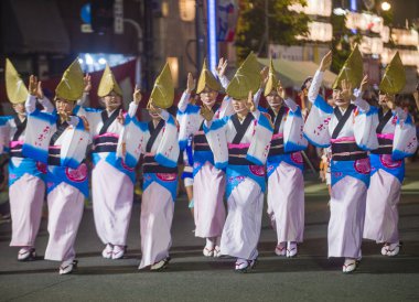 Tokyo - Ağustos 26: Katılımcılar Awa Odori Festivali, Tokyo, Japonya üzerinde 26 Ağustos 2018. AWA Odori Japonya'nın en büyük dans festivalidir