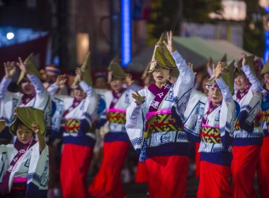 Tokyo - Ağustos 26: Katılımcılar Awa Odori Festivali, Tokyo, Japonya üzerinde 26 Ağustos 2018. AWA Odori Japonya'nın en büyük dans festivalidir