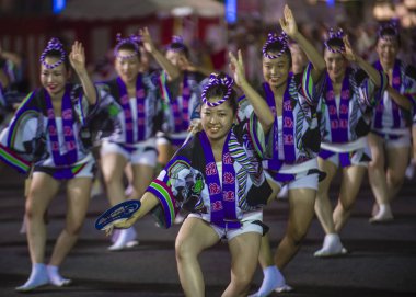 Tokyo - Ağustos 26: Katılımcılar Awa Odori Festivali, Tokyo, Japonya üzerinde 26 Ağustos 2018. AWA Odori Japonya'nın en büyük dans festivalidir