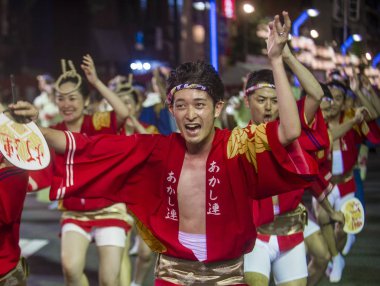 Tokyo - Ağustos 26: Katılımcılar Awa Odori Festivali, Tokyo, Japonya üzerinde 26 Ağustos 2018. AWA Odori Japonya'nın en büyük dans festivalidir