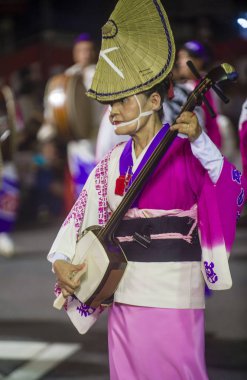 Tokyo - Ağustos 26: Tokyo, Japonya üzerinde 26 Ağustos 2018 Awa Odori Festivali katılımcı. AWA Odori Japonya'nın en büyük dans festivalidir