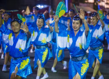 Tokyo - Ağustos 26: Katılımcılar Awa Odori Festivali, Tokyo, Japonya üzerinde 26 Ağustos 2018. AWA Odori Japonya'nın en büyük dans festivalidir
