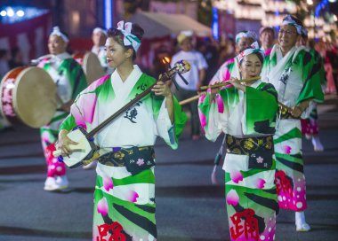 Tokyo - Ağustos 26: Katılımcılar Awa Odori Festivali, Tokyo, Japonya üzerinde 26 Ağustos 2018. AWA Odori Japonya'nın en büyük dans festivalidir