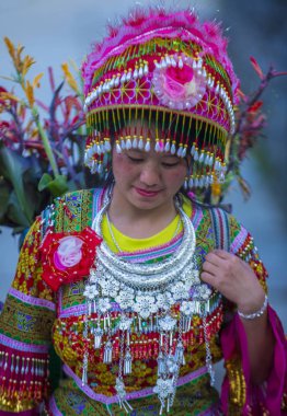 Dong Van, Vietnam - Ekim 16: Hmong azınlık üzerinde 16 Eylül 2018 Vietnam Dong Van yakınlarındaki bir kasabada kız. Hmong Vietnam 54 etnik gruplarından biridir