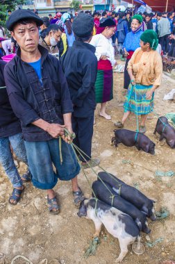 Dong Van, Vietnam - Eylül 17: Hafta sonu Pazar Dong Van Vietnam üzerinde 17 Eylül 2018. Piyasada çevreleyen tepelerden etnik gruplar için ticari bir yer
