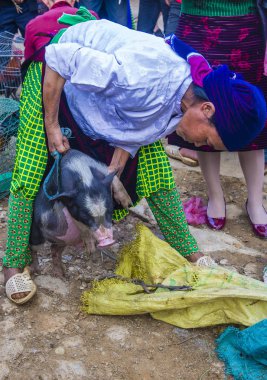 Dong Van, Vietnam - Ekim 16: Hafta sonu Pazar Dong Van Vietnam üzerinde 16 Eylül 2018. Piyasada çevreleyen tepelerden etnik gruplar için ticari bir yer