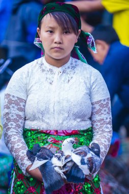 Dong Van, Vietnam - Ekim 16: Hafta sonu Pazar Dong Van Vietnam üzerinde 16 Eylül 2018. Piyasada çevreleyen tepelerden etnik gruplar için ticari bir yer