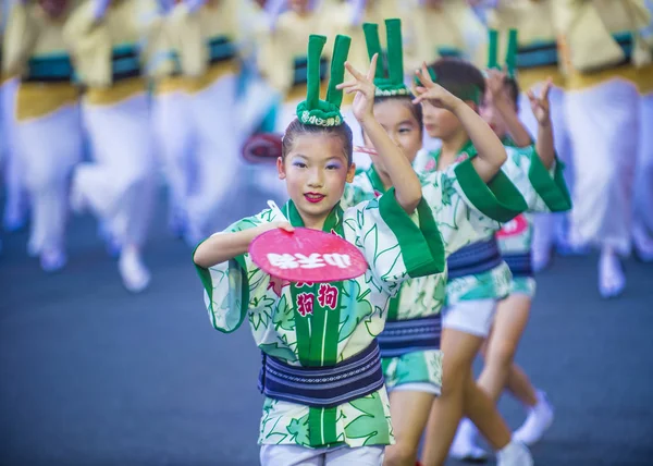 26日 2018 日に東京で阿波踊りの参加者 阿波おどりは 日本最大のダンスの祭典 — ストック写真