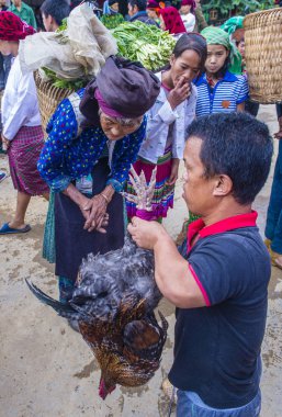 Dong Van, Vietnam - Ekim 16: Hafta sonu Pazar Dong Van Vietnam üzerinde 16 Eylül 2018. Piyasada çevreleyen tepelerden etnik gruplar için ticari bir yer