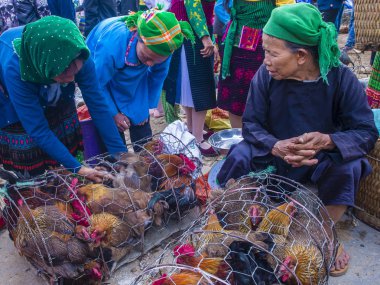 Dong Van, Vietnam - Ekim 16: Hafta sonu Pazar Dong Van Vietnam üzerinde 16 Eylül 2018. Piyasada çevreleyen tepelerden etnik gruplar için ticari bir yer