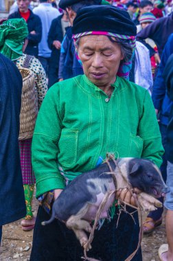 Dong Van, Vietnam - Ekim 16: Hafta sonu Pazar Dong Van Vietnam üzerinde 16 Eylül 2018. Piyasada çevreleyen tepelerden etnik gruplar için ticari bir yer