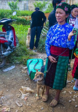 Dong Van, Vietnam - Ekim 16: Hafta sonu Pazar Dong Van Vietnam üzerinde 16 Eylül 2018. Piyasada çevreleyen tepelerden etnik gruplar için ticari bir yer