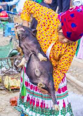 Dong Van, Vietnam - Ekim 16: Hafta sonu Pazar Dong Van Vietnam üzerinde 16 Eylül 2018. Piyasada çevreleyen tepelerden etnik gruplar için ticari bir yer