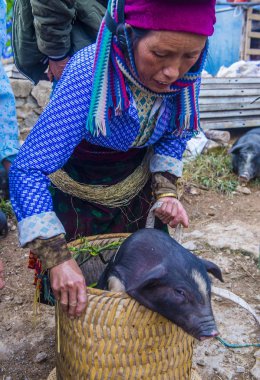 Dong Van, Vietnam - Ekim 16: Hafta sonu Pazar Dong Van Vietnam üzerinde 16 Eylül 2018. Piyasada çevreleyen tepelerden etnik gruplar için ticari bir yer