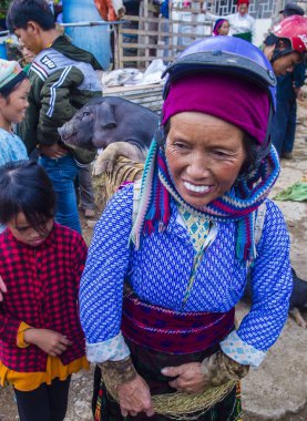 Dong Van, Vietnam - Ekim 16: Hafta sonu Pazar Dong Van Vietnam üzerinde 16 Eylül 2018. Piyasada çevreleyen tepelerden etnik gruplar için ticari bir yer
