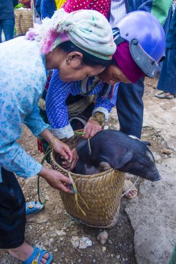 Dong Van, Vietnam - Ekim 16: Hafta sonu Pazar Dong Van Vietnam üzerinde 16 Eylül 2018. Piyasada çevreleyen tepelerden etnik gruplar için ticari bir yer