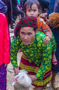 Dong Van, Vietnam - Ekim 16: Hafta sonu Pazar Dong Van Vietnam üzerinde 16 Eylül 2018. Piyasada çevreleyen tepelerden etnik gruplar için ticari bir yer