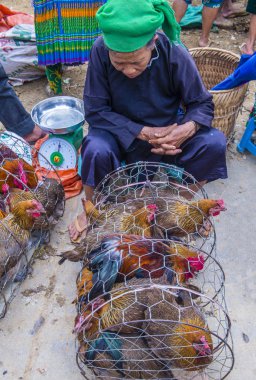 Dong Van, Vietnam - Ekim 16: Hafta sonu Pazar Dong Van Vietnam üzerinde 16 Eylül 2018. Piyasada çevreleyen tepelerden etnik gruplar için ticari bir yer