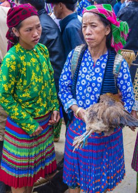 Dong Van, Vietnam - Ekim 16: Hafta sonu Pazar Dong Van Vietnam üzerinde 16 Eylül 2018. Piyasada çevreleyen tepelerden etnik gruplar için ticari bir yer