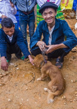 Dong Van, Vietnam - Ekim 16: Hafta sonu Pazar Dong Van Vietnam üzerinde 16 Eylül 2018. Piyasada çevreleyen tepelerden etnik gruplar için ticari bir yer