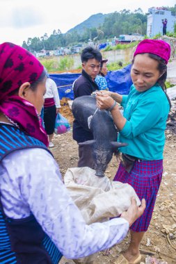 Dong Van, Vietnam - Ekim 16: Hafta sonu Pazar Dong Van Vietnam üzerinde 16 Eylül 2018. Piyasada çevreleyen tepelerden etnik gruplar için ticari bir yer