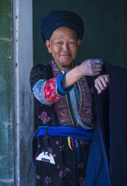 Dong Van, Vietnam - Ekim 16: 16 Eylül 2018 Vietnam Dong Van yakınlarındaki bir kasabada siyah Hmong'kadın. Siyah Hmong Vietnam 54 etnik gruplarından biridir