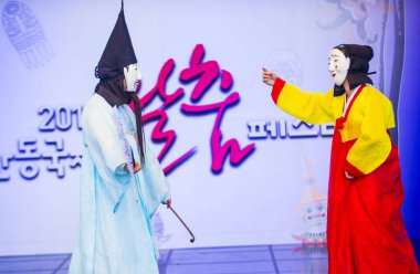 Andong, Kore - Ekim 01: traditinal Andong Güney Kore, Kore Maskdance üzerinde 01 Ekim 2018 gerçekleştirme aktörler, Maskdance Festivali Andong içinde her yıl düzenlenen