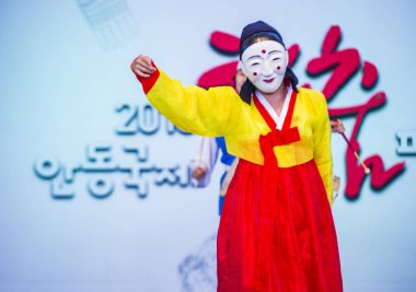 Andong, Kore - Ekim 01: Andong Güney Kore, geleneksel Kore Maskdance üzerinde 01 Ekim 2018 gerçekleştirme aktör, Maskdance Festivali Andong içinde her yıl düzenlenen