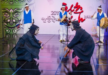 Andong, Kore - Ekim 01: traditinal Andong Güney Kore, Kore Maskdance üzerinde 01 Ekim 2018 gerçekleştirme aktörler, Maskdance Festivali Andong içinde her yıl düzenlenen