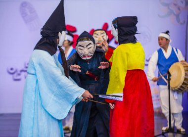 Andong, Kore - Ekim 01: traditinal Andong Güney Kore, Kore Maskdance üzerinde 01 Ekim 2018 gerçekleştirme aktörler, Maskdance Festivali Andong içinde her yıl düzenlenen