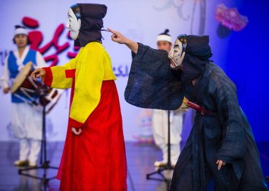 Andong, Kore - Ekim 01: traditinal Andong Güney Kore, Kore Maskdance üzerinde 01 Ekim 2018 gerçekleştirme aktörler, Maskdance Festivali Andong içinde her yıl düzenlenen
