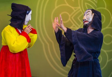 Andong, Kore - Ekim 01: traditinal Andong Güney Kore, Kore Maskdance üzerinde 01 Ekim 2018 gerçekleştirme aktörler, Maskdance Festivali Andong içinde her yıl düzenlenen