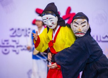 Andong, Kore - Ekim 01: traditinal Andong Güney Kore, Kore Maskdance üzerinde 01 Ekim 2018 gerçekleştirme aktörler, Maskdance Festivali Andong içinde her yıl düzenlenen