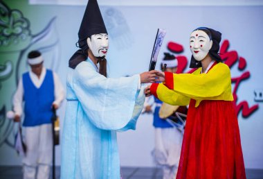 Andong, Kore - Ekim 01: traditinal Andong Güney Kore, Kore Maskdance üzerinde 01 Ekim 2018 gerçekleştirme aktörler, Maskdance Festivali Andong içinde her yıl düzenlenen