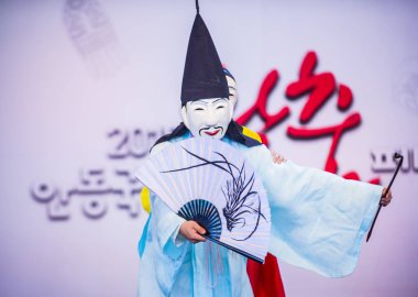 Andong, Kore - Ekim 01: Andong Güney Kore, geleneksel Kore Maskdance üzerinde 01 Ekim 2018 gerçekleştirme aktör, Maskdance Festivali Andong içinde her yıl düzenlenen