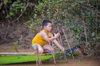 Luang Prabang, Laos - Ağustos 12: Laos balıkçı Luang Prabang Laos Mekong üzerinde 12 Ağustos 2018, Mekong Nehri, Asya'nın en uzun nehir biridir