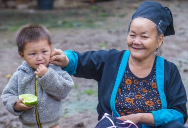 Bam Na Ouan, Laos - Ağustos 13: Hmong azınlık Bam Na Ouan köyü Laos üzerinde 13 Ağustos 2018'kadın. Hmong azınlık Laos 49 etnik gruplarından biridir 
