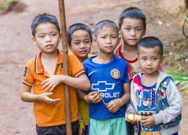 Bam Phoansa At, Laos - Ağustos 14: Laos çocuklar köyde Bam Phoansa, Laos üzerinde 14 Ağustos 2018. Laos hayatımızda köylerde nüfusun neredeyse yüzde 70'i 