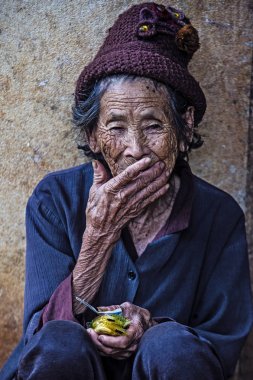 Bam Phoansa At, Laos - Ağustos 14: Bam Phoansa At, köyden Laos üzerinde 14 Ağustos 2018 Laos yaşlı kadın. Laos hayatımızda köylerde nüfusun neredeyse yüzde 70'i 