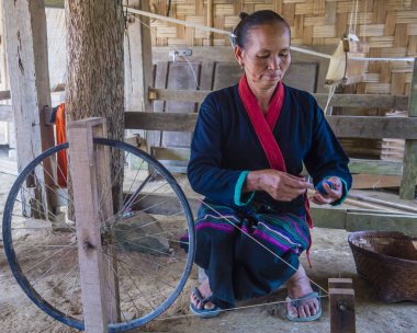 Luang Prabang, Laos - Ağustos 14: Laos weaver Luang Prabang Laos üzerinde 14 Ağustos 2018 yakınlarındaki bir kasabada. Laos hayatımızda köylerde nüfusun neredeyse yüzde 70'i 